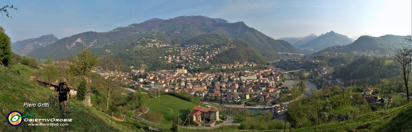 11 Il sole del primo mattino illumina la conca di Zogno.jpg